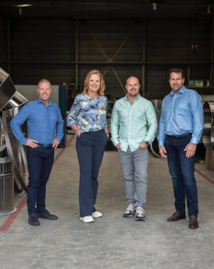 Het managementteam van Heat Matrix poseert in de werkplaats: Peter van Veelen, Martine Goedegebuure, Rik Kuenen en Cor de Leeuw.