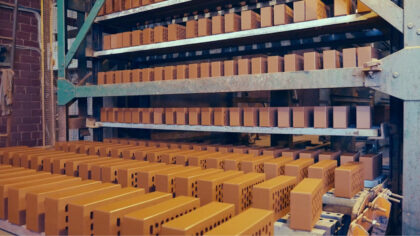 Industriële drooginstallatie met gestapelde bakstenen in een fabriekshal