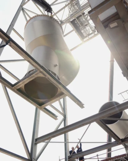 Stalen hulpconstructie ter ondersteuning van warmteterugwinningsinstallatie