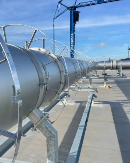 Industriële installatie met metalen rookgaskanalen voor warmteterugwinning