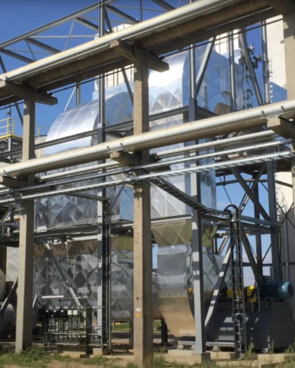 Industriële installatie voor warmteterugwinning met glanzende metalen leidingen en warmtewisselaar