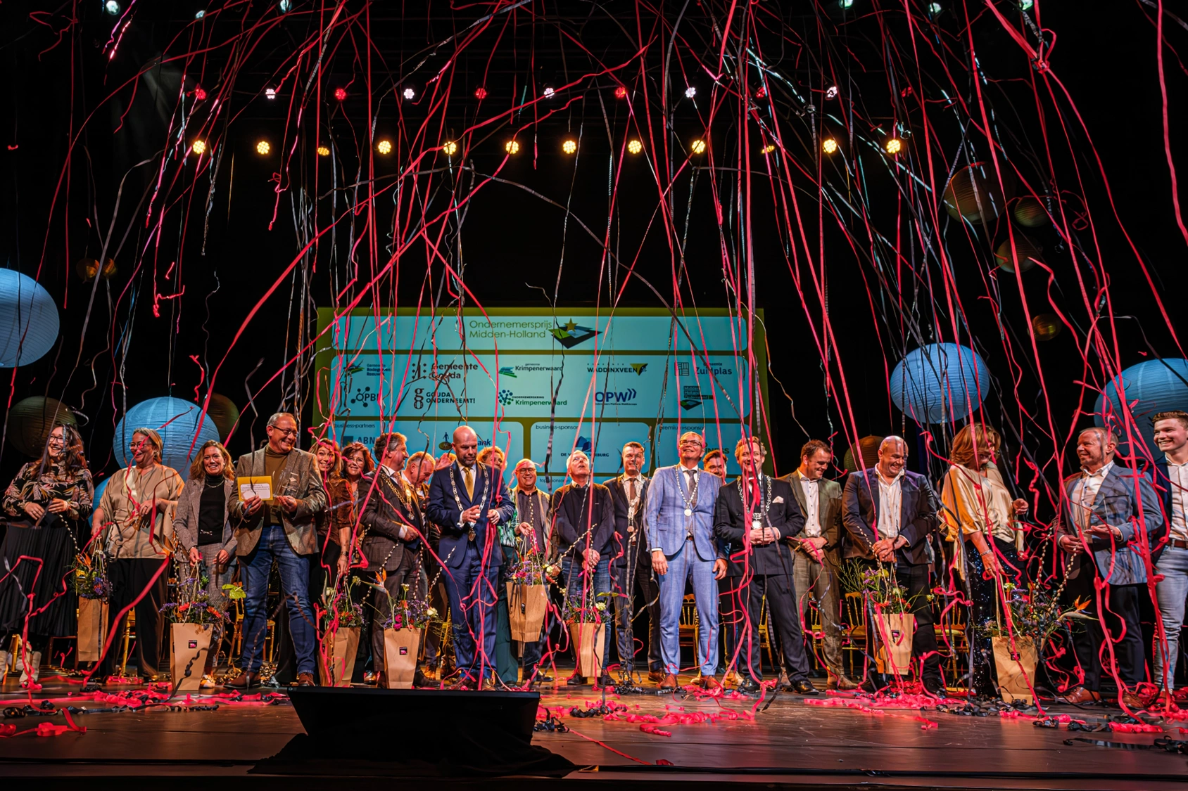 Feestelijke uitreiking van de Ondernemersprijs Midden-Holland 2024 met Martine Goedegebuure en het team van Heat Matrix op het podium.