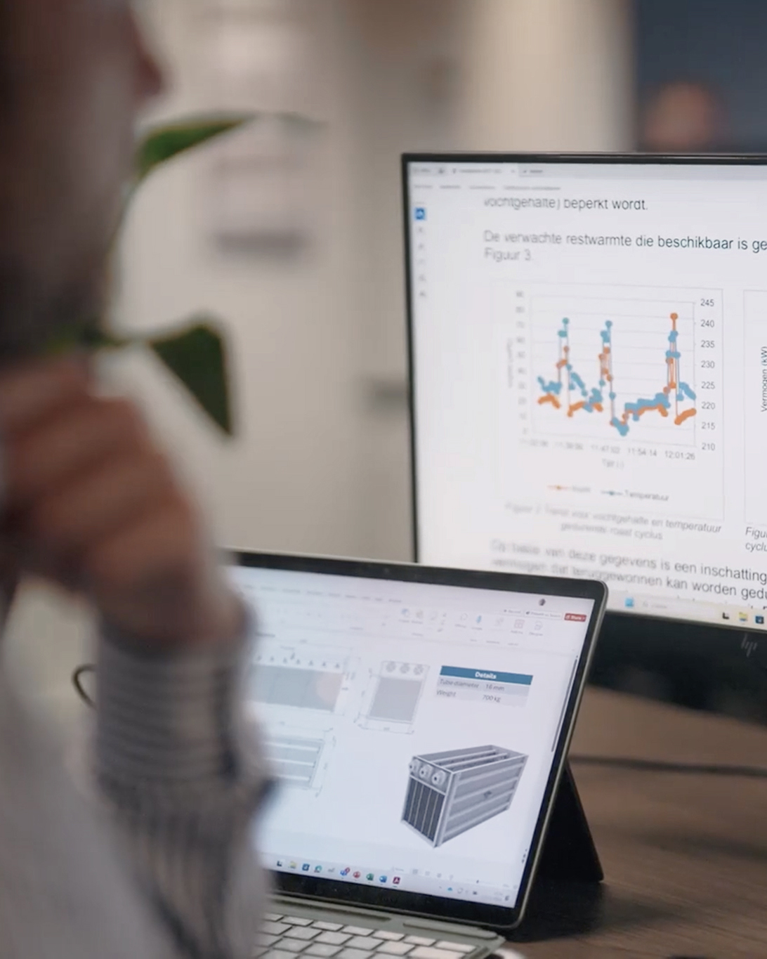 Engineer analyseert restwarmtedata en technische ontwerpen tijdens de Warmteterugwinning Scan van Heat Matrix.