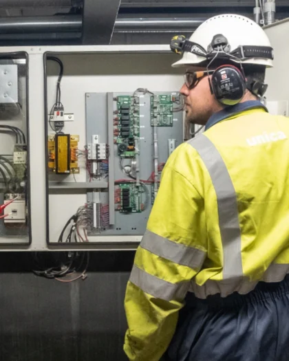 Monteur van Unica inspecteert meet- en regeltechniek van warmteterugwinningssysteem