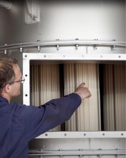 Technicus wijst op bundels in polymere luchtvoorverwarmer van Heat Matrix